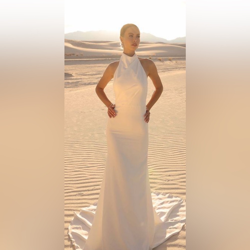 Elegant. Ivory  Halter Neck Wedding Dress.  Size. 10. 
Q92.